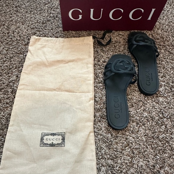 Gucci Women's Interlocking G slide sandal - Picture 3 of 4